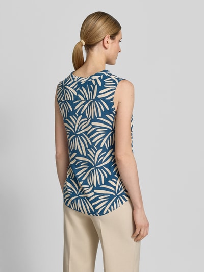 Frauenmodel trägt Regular Fit Blusentop aus Viskose Modell 'Iv44anka' von ZABAIONE im Allover-Look mit V-Ausschnitt, Rückansicht, Rückenlänge bei Größe S: 64 cm.