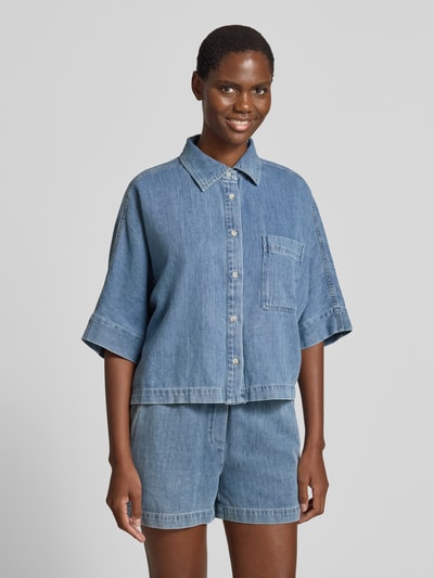 Vrouwenmodel draagt Relaxed Fit jeansblouse met borstzak model 'Fyndra' van OPUS, puur katoen, overhemdkraag, knoopsluiting, blauw, vooraanzicht bovenlichaam