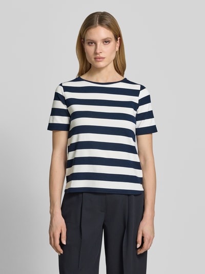 Vrouwenmodel draagt T-Shirt met Viskose-Anteil und Rundhalsausschnitt van More & More, recht model, mix van materialen, marineblauw-wit gestreept, ruglengte maat 36: 57 cm, voorkant volledig zichtbaar, opname van het hele lichaam van voren.