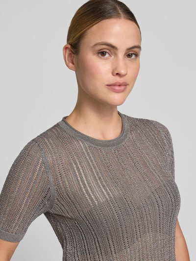 Frauenmodel trägt Schimmerndes Strickshirt mit Rundhalsausschnitt von Jake*s Collection, Slim-Fit, Material-Mix mit Viskose-Anteil, Nahaufnahme Oberkörper.