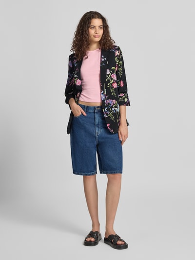 Kobiece model prezentuje Shaped Fit Longblazer mit Schalkragen model 'BOSELLA' von PIECES, ciemny wzór kwiatowy, całkowity widok z przodu.