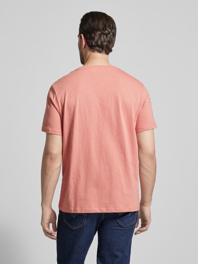 Männermodel trägt Regular Fit T-Shirt aus reiner Baumwolle Modell 'HASPEN' von SELECTED HOMME, melange Optik, Ganzkörperansicht Rückansicht.