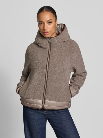 Modelka nosi Regular Fit Jacke mit Kapuze od FUCHS SCHMITT, futerko, kaptur, zamek błyskawiczny dwustronny, długość tyłu w rozmiarze 36: 57 cm, szerokość ramion w rozmiarze 36: 41 cm, szerokość klatki piersiowej w rozmiarze 36: 48 cm, długość rękawów w rozmiarze 36: 62 cm, brązowe odcienie, tekstura futerka i połyskujący materiał, zdjęcie przód całej sylwetki.