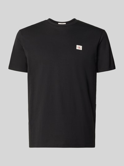 Produktfoto, schwarzes Herren T-Shirt mit Label-Badge aus reiner Baumwolle, Regular-Fit, Rundhalsausschnitt, Rückenlänge 70 cm, T-Shirt mit Label-Badge von Calvin Klein Jeans