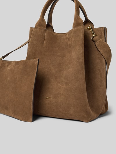 Produktfoto, Shopper aus echtem Leder mit herausnehmbarer Kosmetiktasche von Abro in Braun, weiche Wildleder-Textur, goldenes Label, abnehmbarer Schulterriemen, metallic Detail, Größe 32x32x18 cm, Länge Schulterriemen 100 cm.