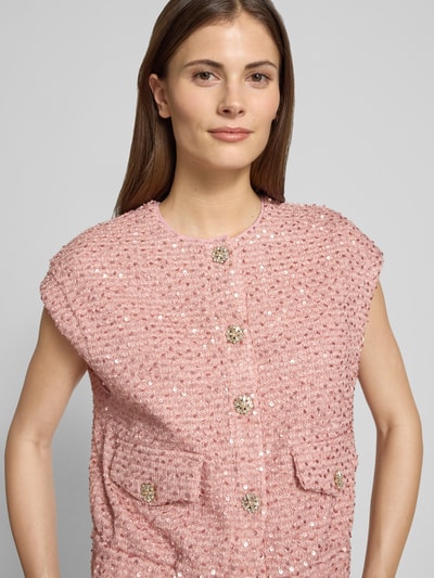 Frauenmodel trägt Regular Fit Weste mit Allover-Pailettenbesatz Modell 'Francesca' von GUIDO MARIA KRETSCHMER WOMAN in Rosa, Nahaufnahme Oberkörper.