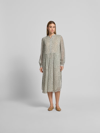 Frauenmodel trägt Midikleid mit Allover-Animal-Print von Lala Berlin aus reiner Viskose, semitransparent, relaxed fit, Langarm, Knopfleiste, Ganzkörperansicht von vorne.