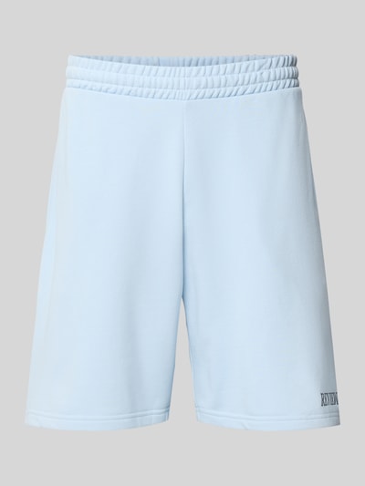 Produktfoto, Regular Fit Shorts mit Label-Stitching von REVIEW in Hellblau, elastischer Bund, Baumwoll-Mix, glatte Textur, Vorderansicht.