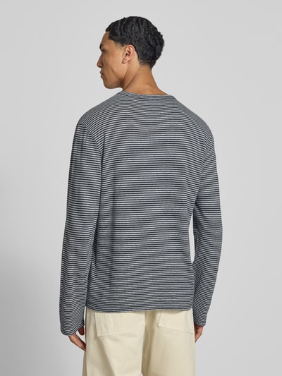 Männermodel trägt Regular Fit Longsleeve aus Leinen-Mix van Officine Générale, mix van katoen en linnen, regular fit, ronde hals, shirt met lange mouwen, ruglengte bij maat M 66 cm, Ganzkörperansicht Rückansicht.