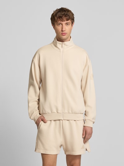 Männermodel trägt Regular Fit Sweatjacke mit Baumwoll-Anteil von adidas Sportswear in Optik: Unifarben, Ganzkörperansicht von vorne.