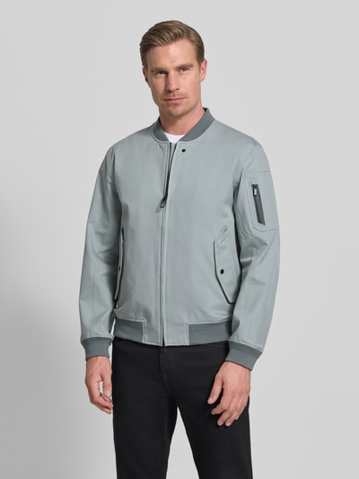 Männermodel trägt Jacke mit Stehkragen und Zweiwege-Reißverschluss Modell 'FLAP' von G-LAB, Baumwoll-Mix, Regular-Fit, Ganzkörperansicht von vorne.