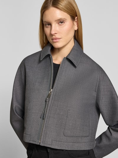 Kobieta nosi Relaxed Fit Kurtka z dodatkiem wełny Model 'DISCHI' od MAX&Co., jednolity kolor, dżersej, zamek błyskawiczny, długi rękaw, wyhaftowane logo, mankiet, regulowane paski z tyłu, kieszeń wewnętrzna, widok na górną część ciała z przodu.