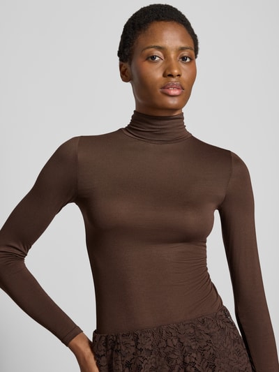 Kobiece modelka nosi Slim Fit Longsleeve aus Viskose-Mix Modell 'Rana' od GUIDO MARIA KRETSCHMER WOMAN, brąz, gładka tekstura, golf, krój slim fit, mieszanka wiskozy, Długość tyłu w rozmiarze 36: 56 cm, zbliżenie na górną część ciała