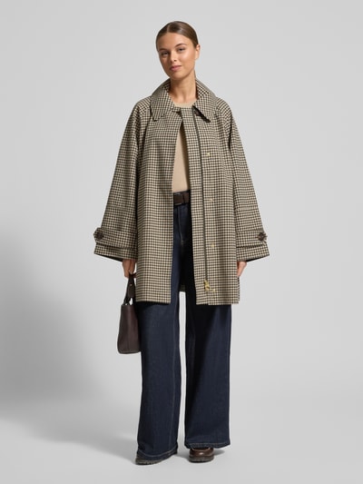 Frauenmodel trägt Relaxed Fit Funktionsmantel mit Vichy-Muster Modell 'KENNEDY' von Barbour, Optik:Allover-Muster, Langarm, wasserabweisend, seitliche Eingrifftaschen, Ganzkörperansicht von vorne.