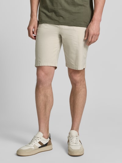 Männermodel trägt Tapered Chinoshorts aus Baumwoll-Mix Modell 'CHINO_TAPERED_DS_3S' von BOSS Orange, Optik: Unifarben, Nahaufnahme Oberschenkel