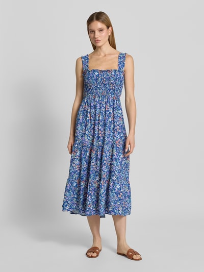 Modelka nosi Midikleid mit Smok-Details und Volantsaum od Apricot, mieszanka wiskozy, krój slim fit, szerokie ramiączka, cała sylwetka z przodu
