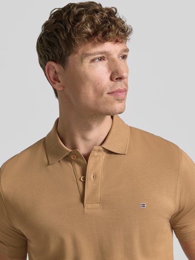 Mężczyznamodel nosi Regular Fit Poloshirt mit Stitching von Christian Berg Men, bawełna, krój regular fit, beżowy, zbliżenie na górną część ciała