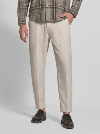 Männermodel trägt HOSE mit elastischem Bund Modell 'PILOU' von Casual Friday, Material-Mix mit Leinen-Anteil, Regular-Fit, Ganzkörperansicht von vorne.