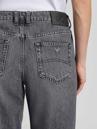 Frauenmodel trägt Straight Leg Jeans im 5-Pocket-Design von Emporio Armani in Grau aus Baumwoll-Mix, Gerader-Schnitt, Detailaufnahme Rückansicht.