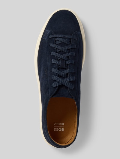 Productfoto, Low Top Sneaker uit puur rundleernubuck model 'Kieran_Tenn_wcsd' van BOSS, unikleuren, ronde neus, gestructureerde zool, labelreliëf, vetersluiting, leren look