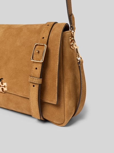 Produktfoto, Shoulder Bag aus echtem Wildleder von Tory Burch in Hellbraun mit Magnetverschluss, Überschlag und abnehmbarem Schulterriemen, Hauptfach, Reißverschlussfach innen, Breite 26 cm, Länge 18 cm, Tiefe 10 cm, feine Wildleder-Textur, goldfarbene Details.