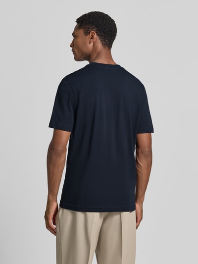 Męski model nosi Regular Fit T-Shirt mit Logo-Stitching od MCNEAL z bawełny, okrągły dekolt, długość tyłu 70 cm, krój regular fit, widok z tyłu.