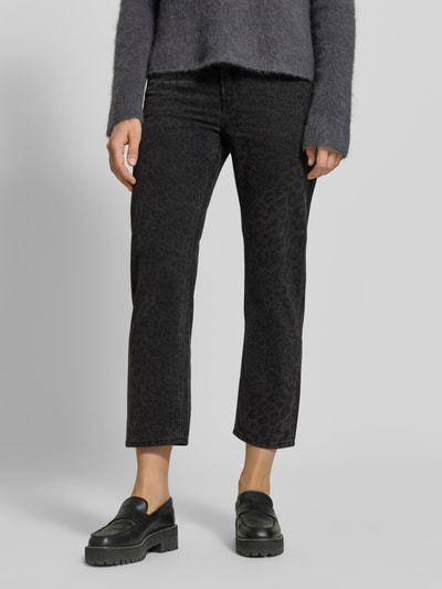 Vrouwenmodel draagt Boot Cut Fit jeans uit mix van katoen en viscose van Juvia, zwart met subtiel luipaardpatroon, 5-pocketmodel, 7/8-lengte, knoop- en ritssluiting, binnenbeenlengte maat S 64 cm, bandwijdte maat S 41 cm, voorkant close-up.