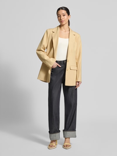 Frauenmodel trägt Regular Fit Blazer mit Viskose-Anteil Modell 'stacy' von Gestuz in Beige, Reverskragen, Knopfverschluss, Pattentaschen, Material-Mix, Ganzkörperansicht von vorne.