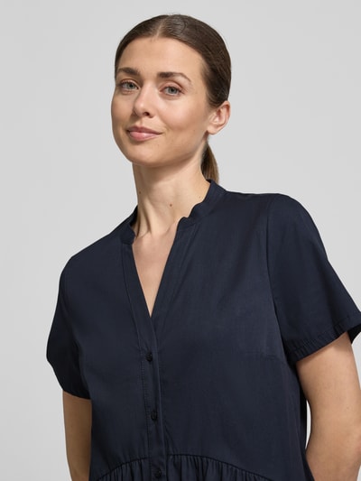 Kobiece model prezentuje 'Knielanges Kleid mit V-Ausschnitt und Knopfleiste' von ROBE LÉGÈRE, mieszanka bawełny z dodatkiem streczu, linia a, długość do kolan, dekolt w serek, listwa guzikowa, długość tyłu w rozmiarze 36: 96 cm, szerokość w rozmiarze 36: 50 cm, długość rękawów w rozmiarze 36: 22 cm, kolor ciemnogranatowy, gładka tekstura, zbliżenie na górną część ciała, widok z przodu