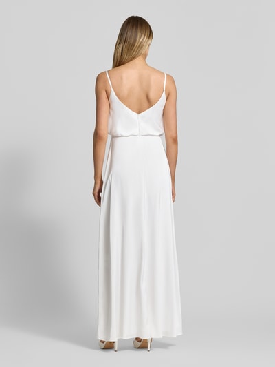 Frauenmodel trägt Abendkleid aus Satin mit Spaghettiträgern von Hey Kyla, taillierte Passform, Nahtreißverschluss, Rückenlänge 123 cm, Ganzkörperansicht Rückansicht.