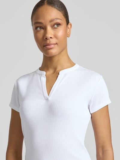 Frauenmodel trägt T-Shirt in Ripp-Optik Modell 'Kleoh' von Someday, weiß, Baumwoll-Elasthan-Mix, V-Ausschnitt, Nahaufnahme Oberkörper.