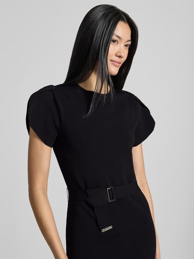 Vrouwenmodel draagt slim fit Dames midi-jurk van viscosemix Model 'JULIANY' van Ted Baker, effen zwart, met riem, ronde hals, met korte mouwen, Nahaufnahme Oberkörper.