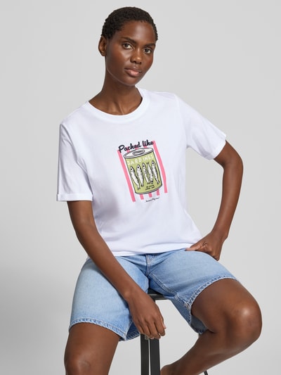 Frauenmodel trägt Regular Fit T-Shirt aus reiner Baumwolle von s.Oliver RED LABEL in Weiß mit buntem Print, kombiniert mit blauer Shorts, Ganzkörperansicht von vorne. Damen T-Shirt