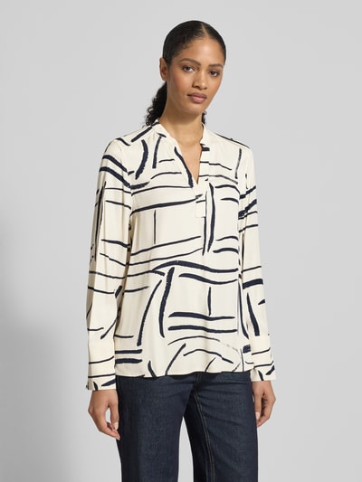 Frauenmodel trägt Regular Fit Hemdbluse aus reiner Viskose von Tommy Hilfiger, cremefarben mit Allover-Muster, feine Webstruktur, Ganzkörperansicht von vorne.