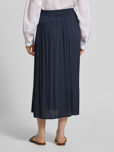 Männermodel trägt spódnica midi z wiskozy, linia a, z elastycznym pasem, model 'MARRAKECH' od ICHI, ciemny kolor, całkowita długość 86 cm, szerokość w rozmiarze S: 35 cm, widok całej sylwetki od tyłu.