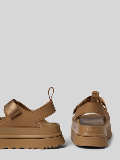 Produktfoto, Sandalette mit Plateausohle Modell 'GOLDENGLOW' von UGG in Braun, Abgerundete-Spitze, Riemen mit Klettverschluss, Damen, Absatzhöhe: 5 cm, Schafthöhe: 7 cm, Schaftweite: 7 cm