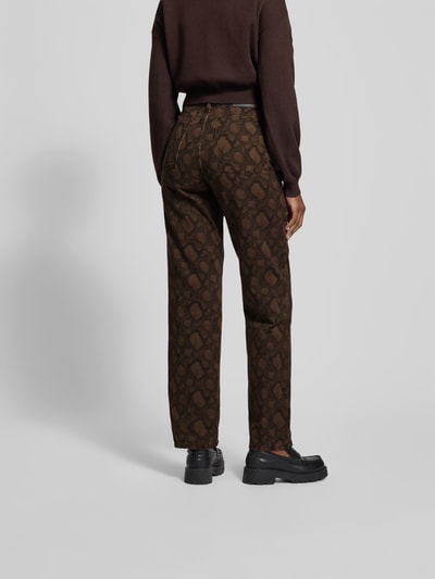 Frauenmodel trägt Straight Fit Jeans mit 5-Pocket-Design von ROTATE aus Reiner Baumwolle, braunes Schlangen-Muster, Gerader-Schnitt, Bundweite 37 cm, Innenbeinlänge 82 cm, Ganzkörperansicht Rückansicht.