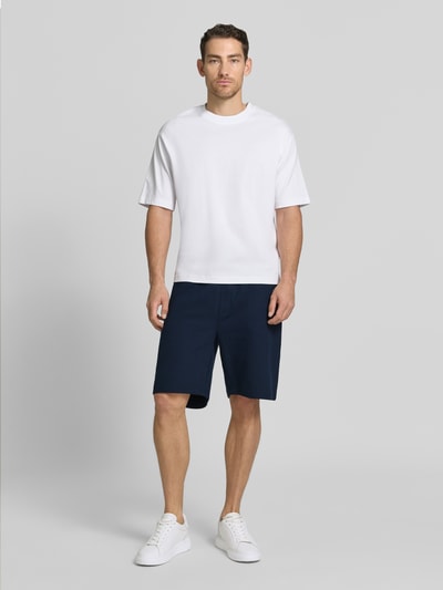 Männermodel trägt Shorts mit Strukturmuster und Tunnelzug von Lerros, dunkelblau, Baumwoll-Mix mit Stretch-Anteil, Regular-Fit, elastischer Bund, Gesäßtasche, Ganzkörperansicht von vorne.