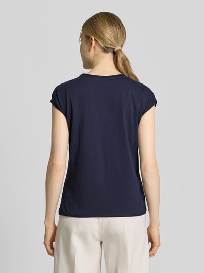 Modelka nosi T-Shirt mit Rundhalsausschnitt und Rollsaum od Christian Berg Woman, czysta bawełna, krój regular fit, kolor granatowy, długość tyłu w rozmiarze S: 57 cm, widok całej sylwetki od tyłu.