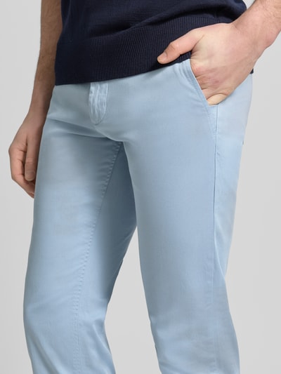 Männermodel trägt Slim Fit Chino aus Baumwoll-Mix Modell 'Chino Slim' von BOSS Orange, Optik: Unifarben, Nahaufnahme Oberkörper.