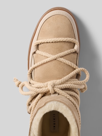 Produktfoto, Boots mit Schnürverschluss Modell 'Classic' von INUIKII in Beige, abgerundete Passform, leicht profilierte Sohle, Wildlederstruktur