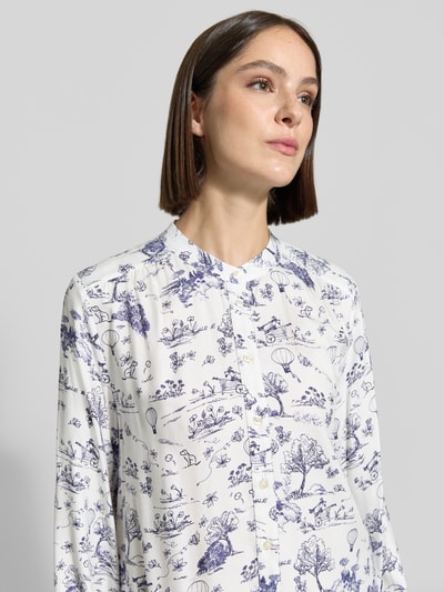 Vrouwenmodel draagt Regular Fit blouse uit zuiver viscose met all-over motiefprint, ronde hals, knoopsluiting, Emily Van den Bergh, Nahaufnahme bovenlichaam.