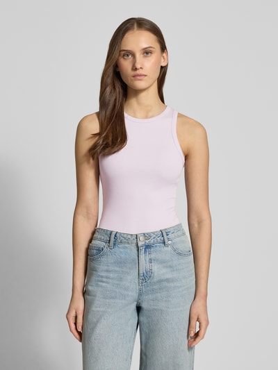 Frauenmodel trägt Tanktop in Ripp-Optik von REVIEW aus Baumwoll-Elasthan-Mix, eng anliegende Passform, Rundhalsausschnitt, Ganzkörperansicht von vorne.