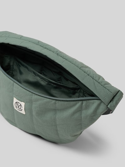Produktfoto, Bauchtasche mit Label-Detail Modell 'SASJA' von MSCH Copenhagen in Grün mit Steppnähten, Reißverschluss, sichtbare Textur, Kontext: Damen Bauchtasche mit Hauptfach, Breite 35 cm, Länge 20 cm, Tiefe 8 cm, Schulterriemen 81 cm