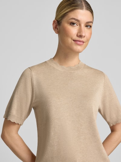 Vrouwenmodel draagt Regular fit t-shirt uit viscosemix Model 'Morla' van b.young, geschulpte zoom, korte mouw, ronde hals, Nahaufnahme Oberkörper.