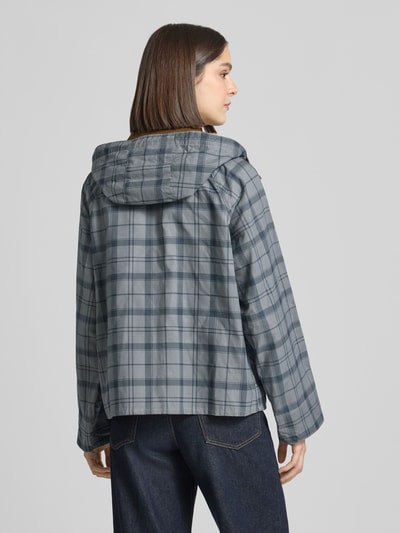 Modelka prezentuje kurtkę Regular Fit Jacke aus reiner Baumwolle Modell 'CARNFORTH' od Barbour, szaro-niebieski wzór w kratę, bawełna, widok z tyłu, Ganzkörperansicht Rückansicht.