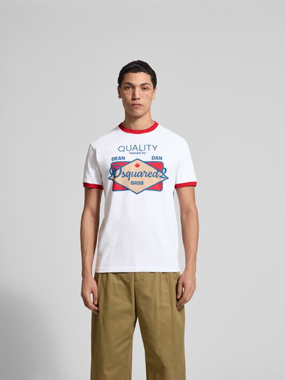 Männermodel trägt Regular Fit T-Shirt aus reiner Baumwolle von Dsquared2, weiß mit rotem Rundhalsausschnitt, Label-Print, Kurzärmelig, Rückenlänge bei Größe M: 71 cm, Ganzkörperansicht von vorne.