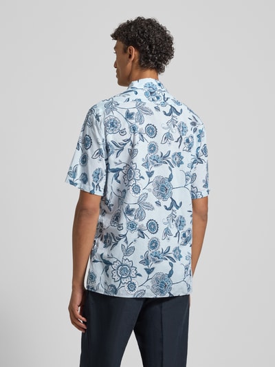 Männermodel trägt Regular Fit Freizeithemd mit Reverskragen von Manuel Ritz, Allover-Blumenmuster, reine Baumwolle, Ganzkörperansicht Rückansicht.