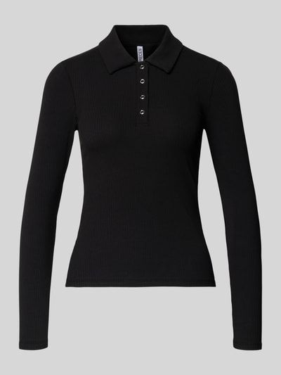 Produktfoto, zwart Slim Fit Langarmshirt uit katoenmix model 'KITTE' van Pieces met polokraag en ribstructuur, unikleurig.
