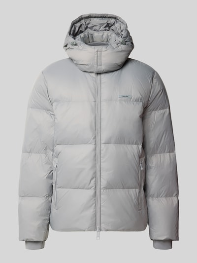 Produktfoto, Regular Fit Daunenjacke mit abnehmbarer Kapuze von CK Calvin Klein in uni Hellgrau, Stehkragen, Zweiwege-Reißverschluss, elastische Ärmel, wasserabweisende Webware, Label Patch und Reißverschlusstaschen